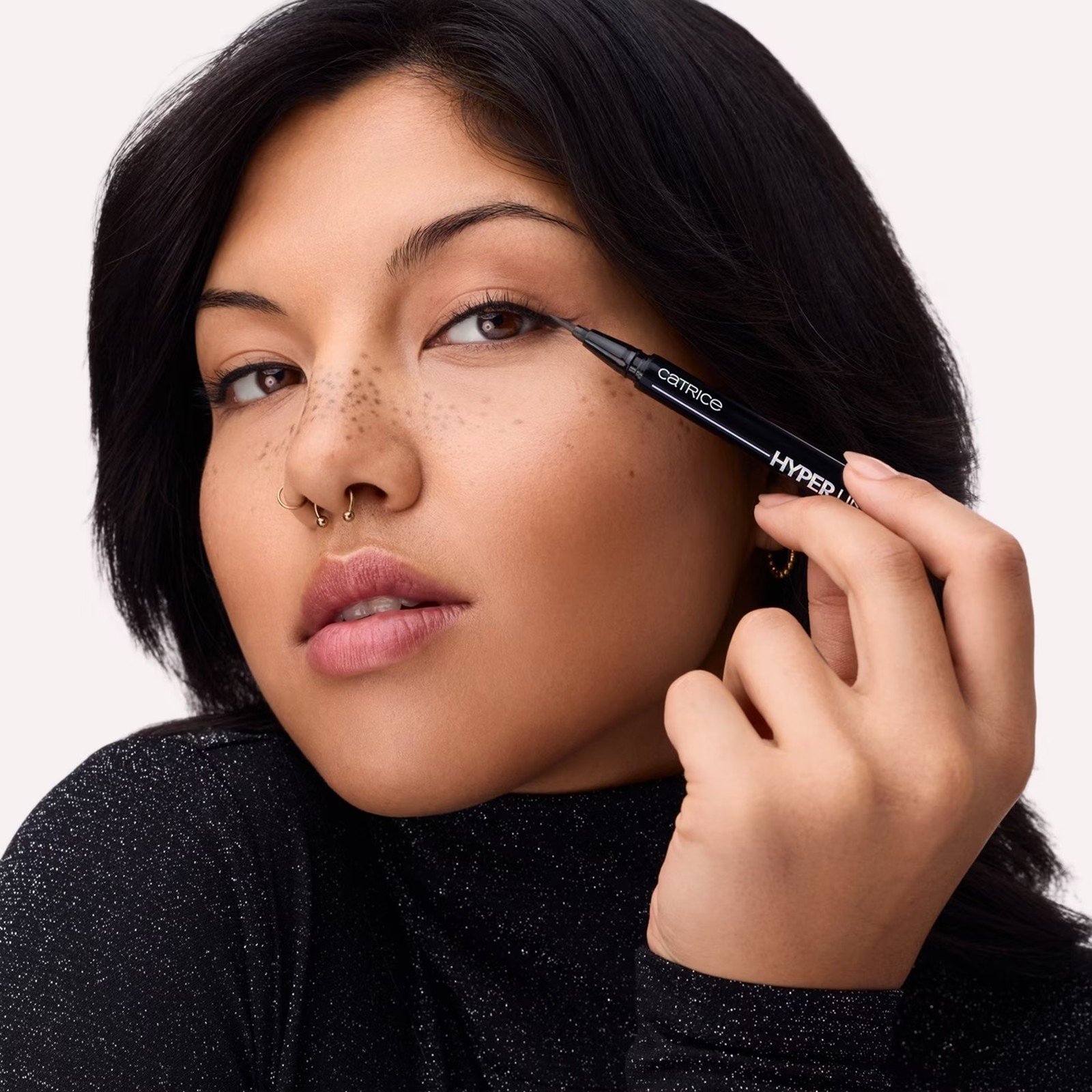 Catrice قلم تحديد العيون بفرشاة Hyper Liner 010 Classic Black 0.52 مل
