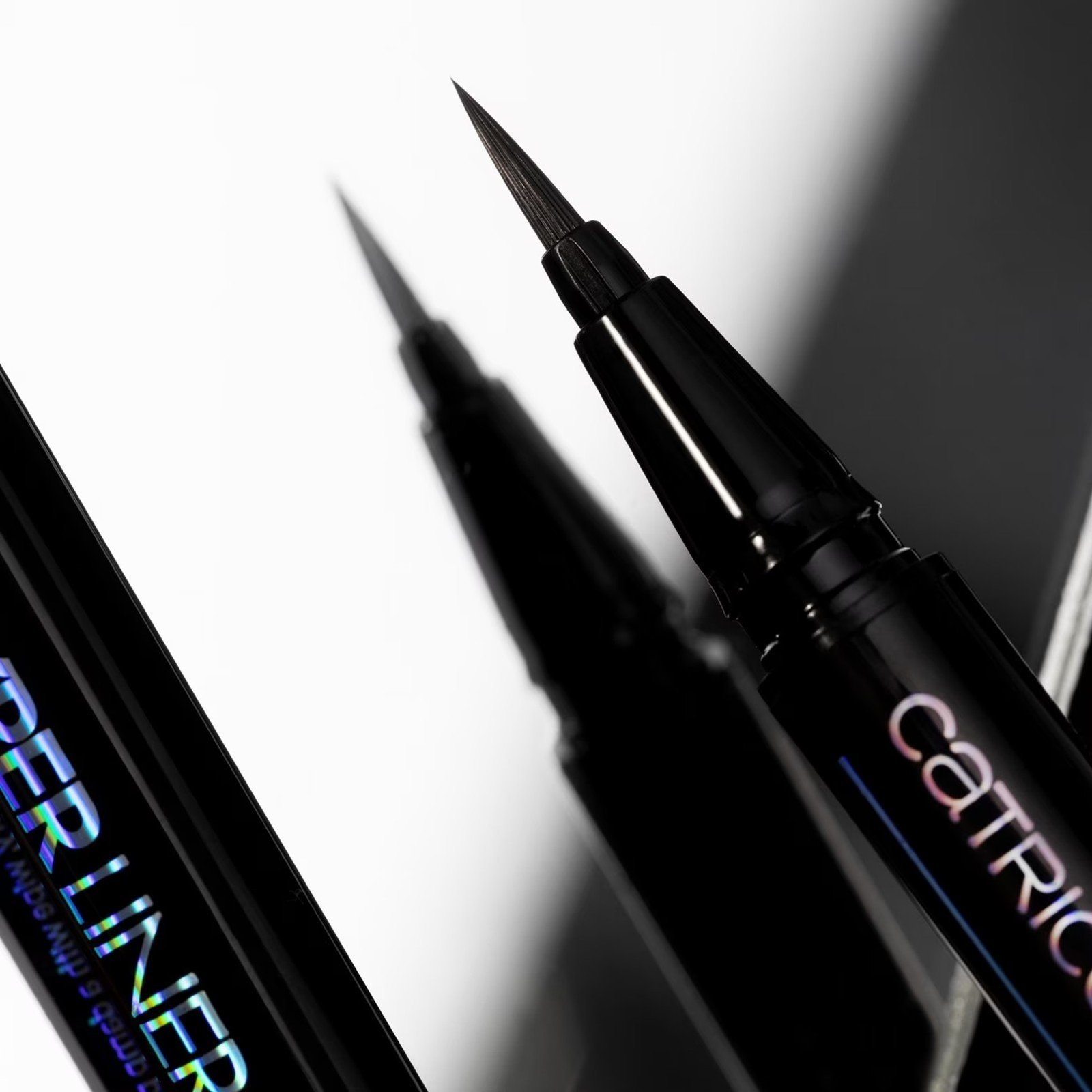 Catrice قلم تحديد العيون بفرشاة Hyper Liner 010 Classic Black 0.52 مل