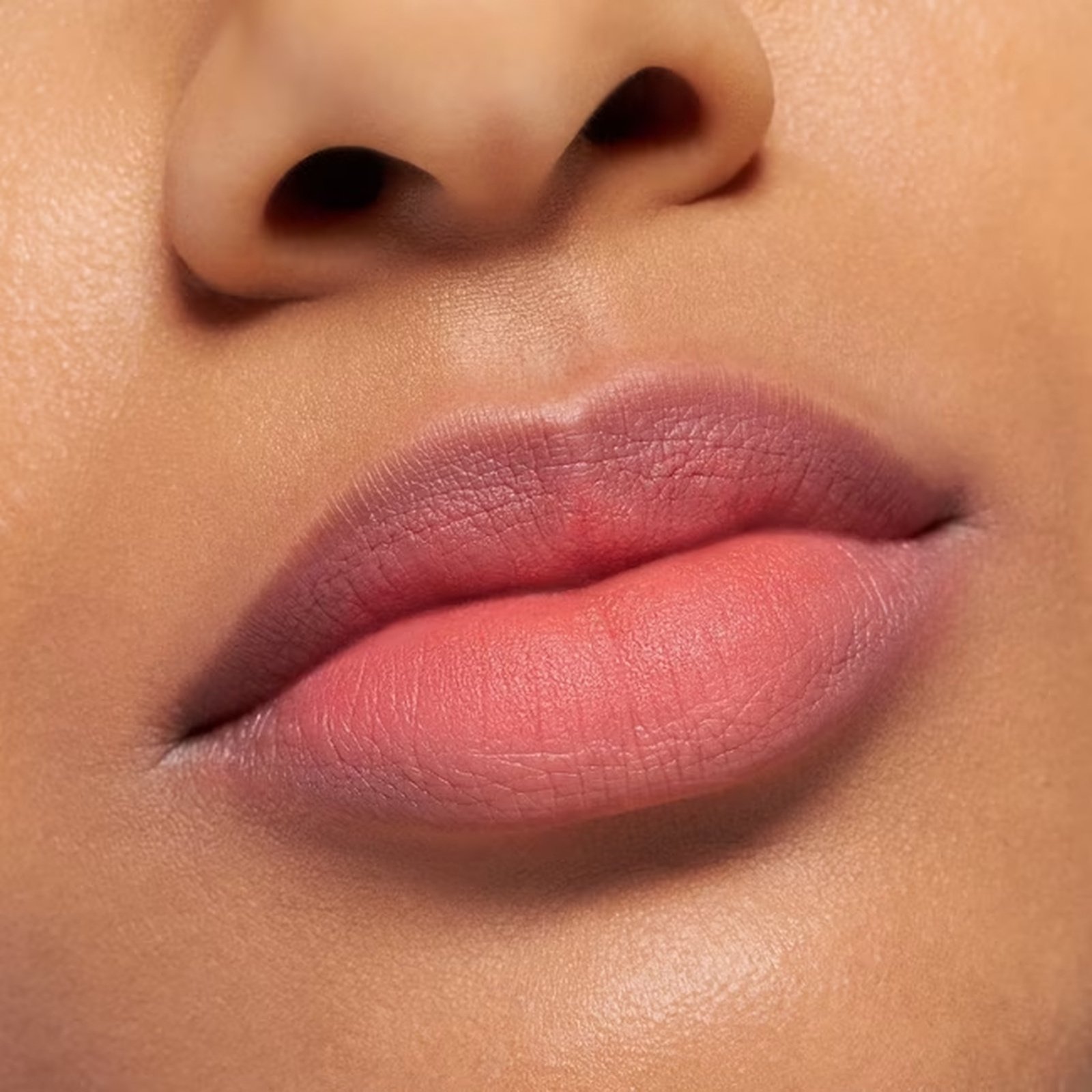 essence BLUR Crème à lèvres mate « Soufflé » 03 Hot Offline 3,6 ml