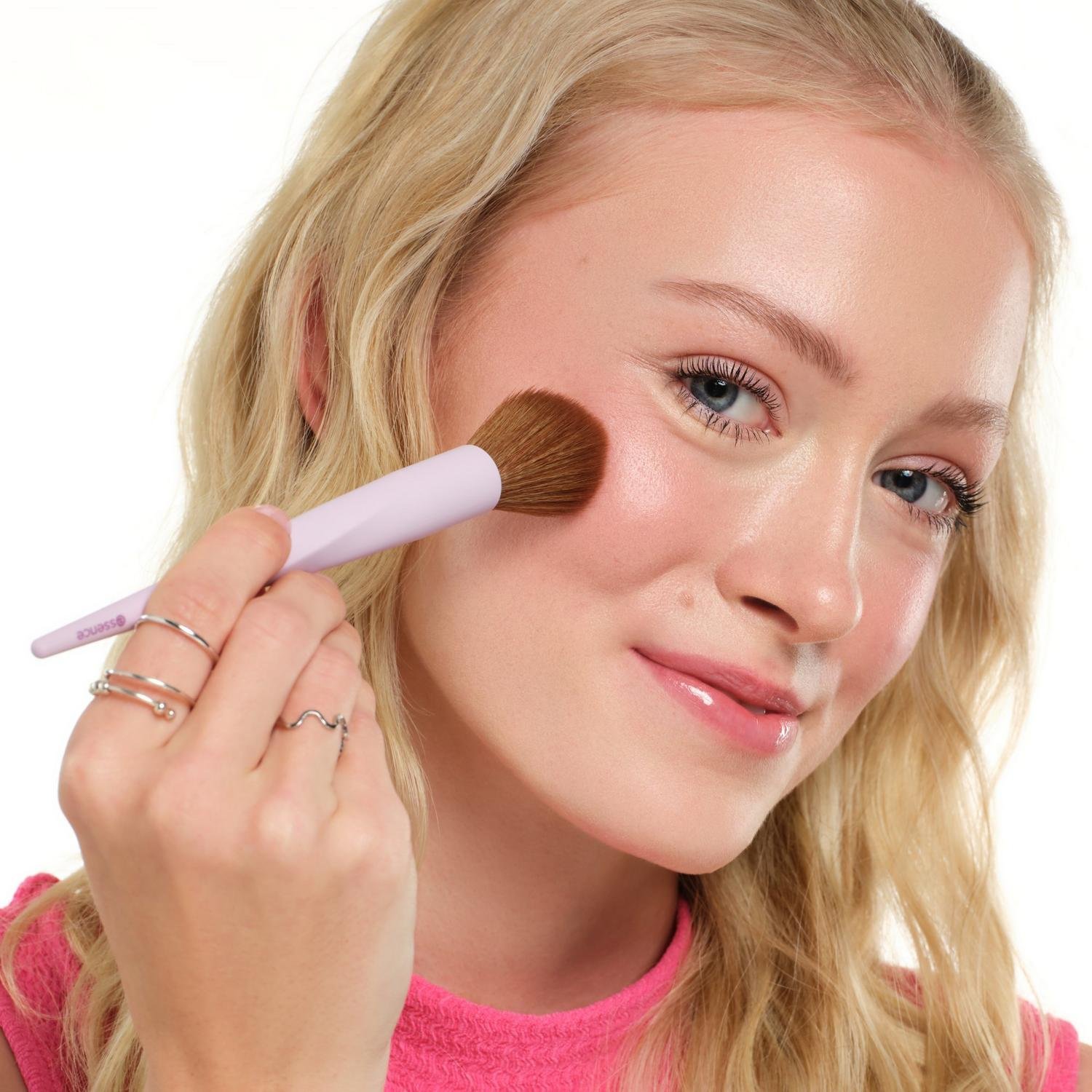 essence Blush & Highlighter Brush 01 It's Glow Time