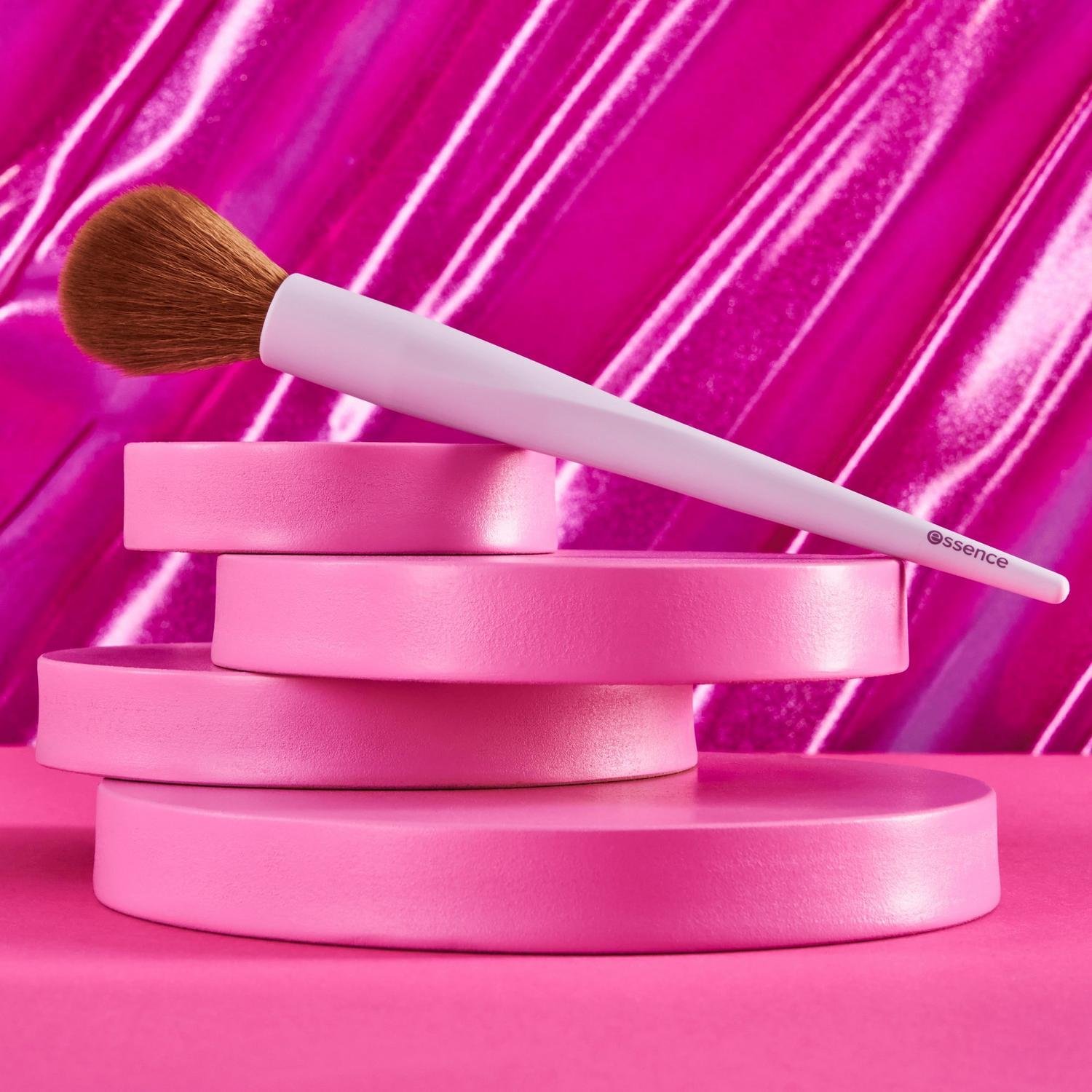 essence Blush & Highlighter Brush 01 It's Glow Time