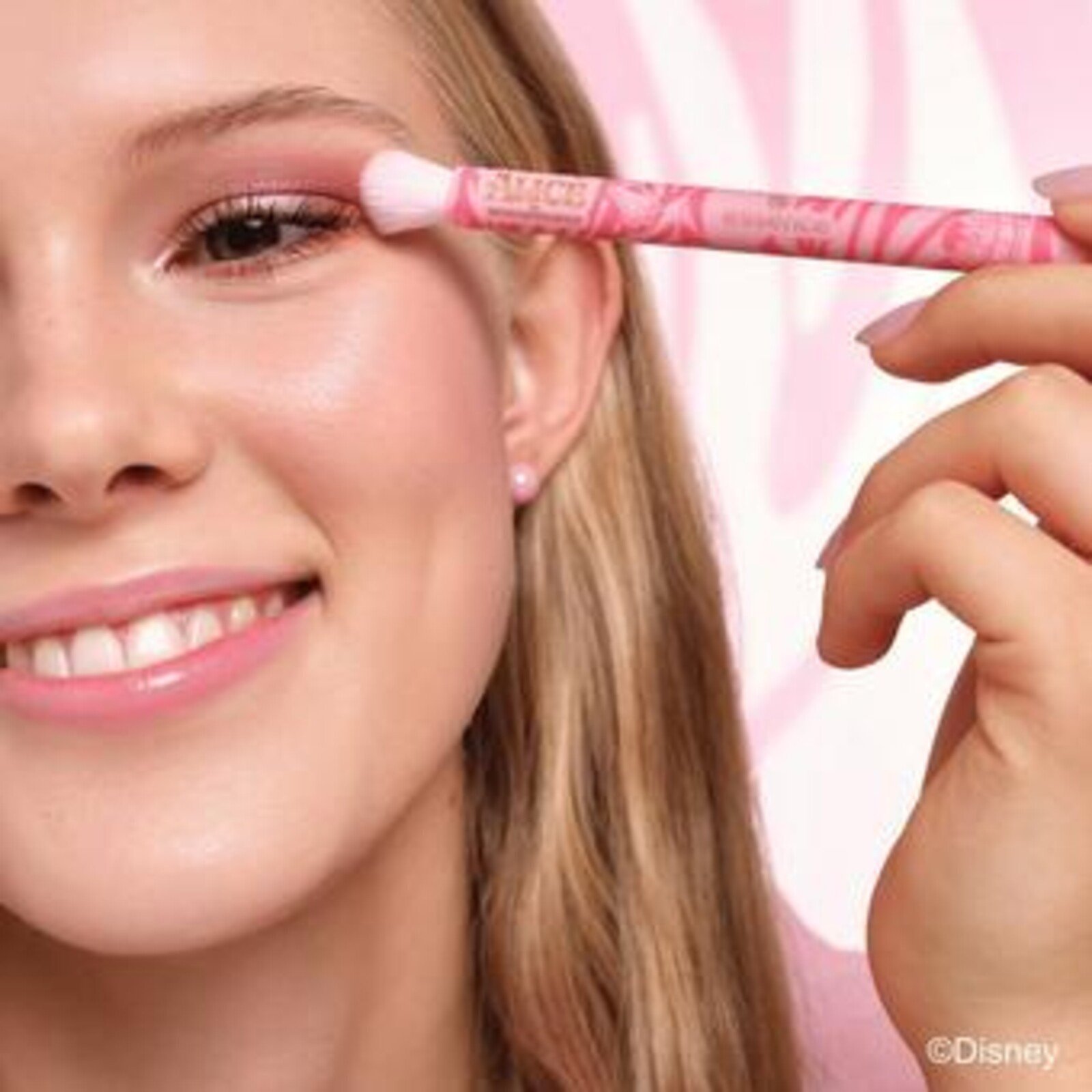 essence Disney Alice in Wonderland فرشاة دمج ظلال العيون 01 You're My Cup Of Tea