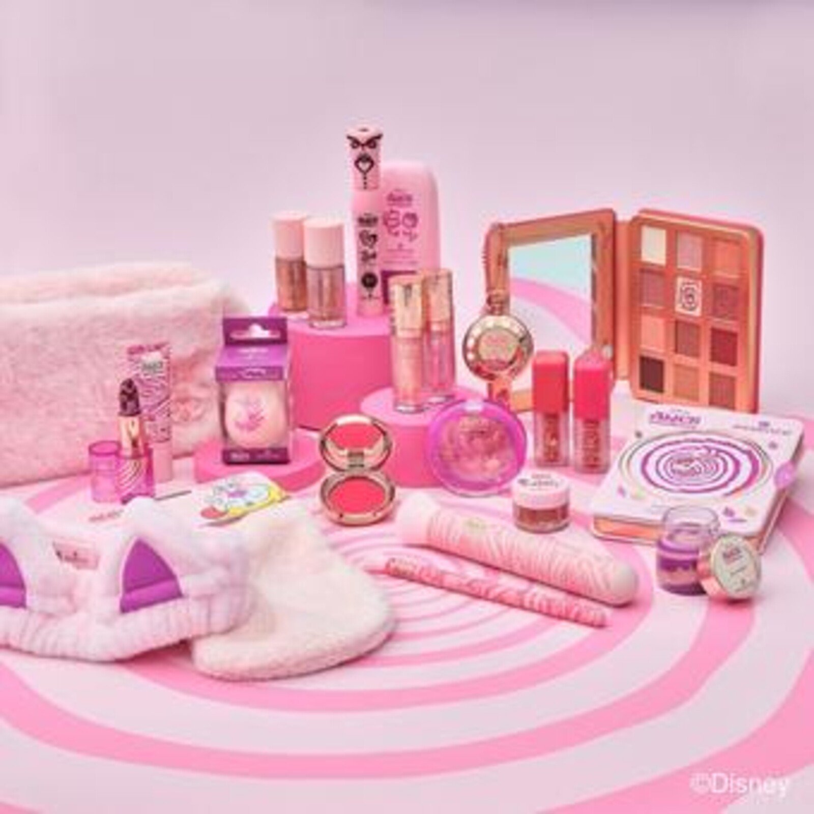 essence Disney Alice in Wonderland فرشاة دمج ظلال العيون 01 You're My Cup Of Tea