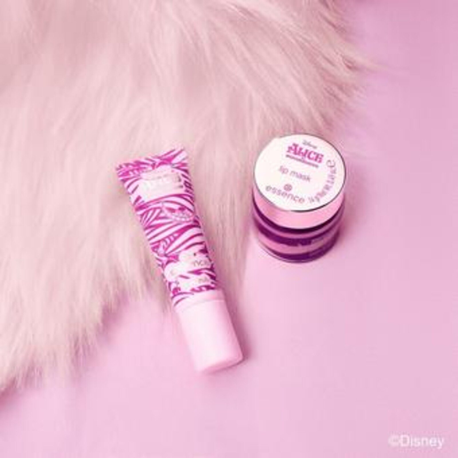 essence Disney Alice in Wonderland مقشر الشفاه 01 Smirk & Smile 10ml