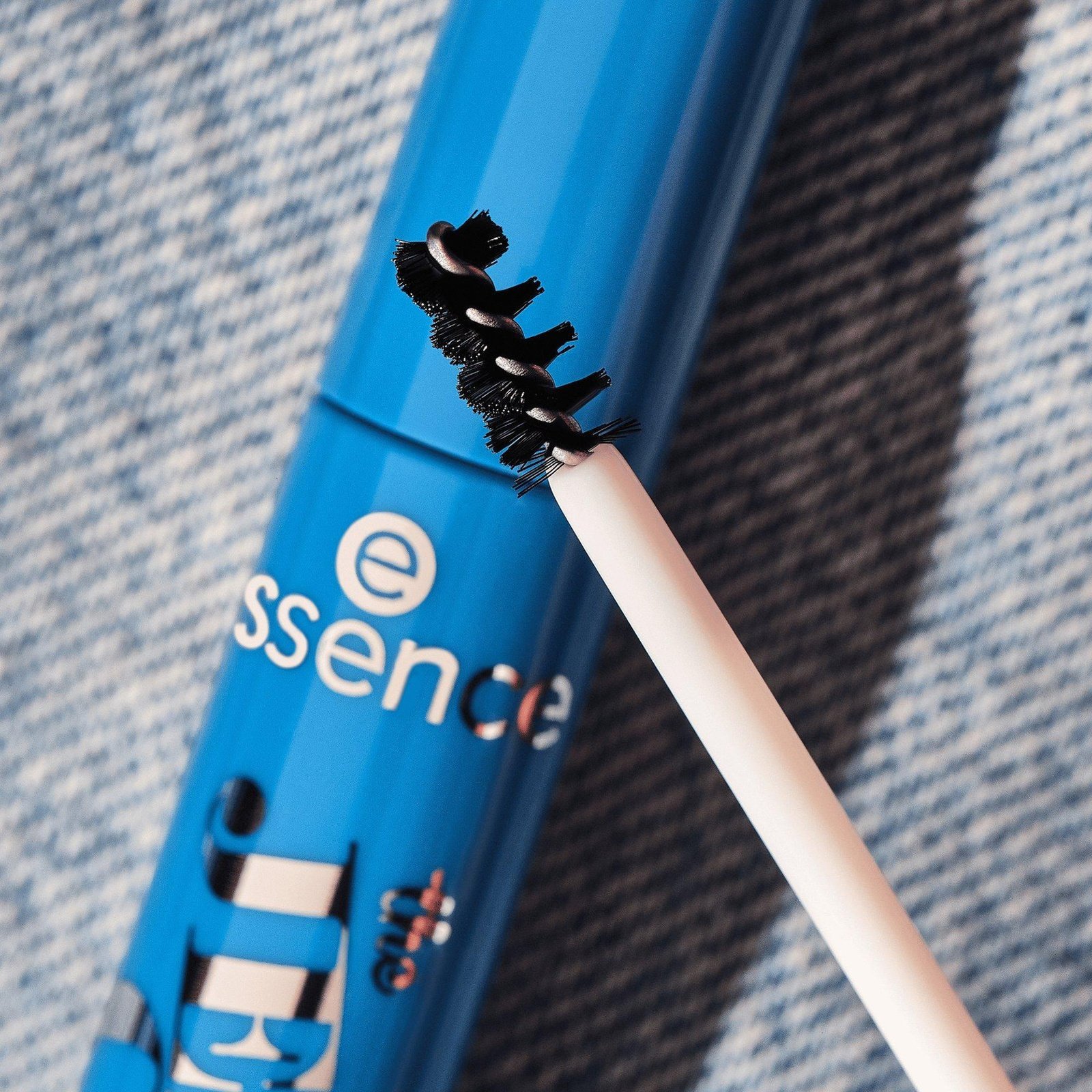 essence The Jeans Club Lamination Brow Glue 01 I'm Not a Blue Glue! 4ml