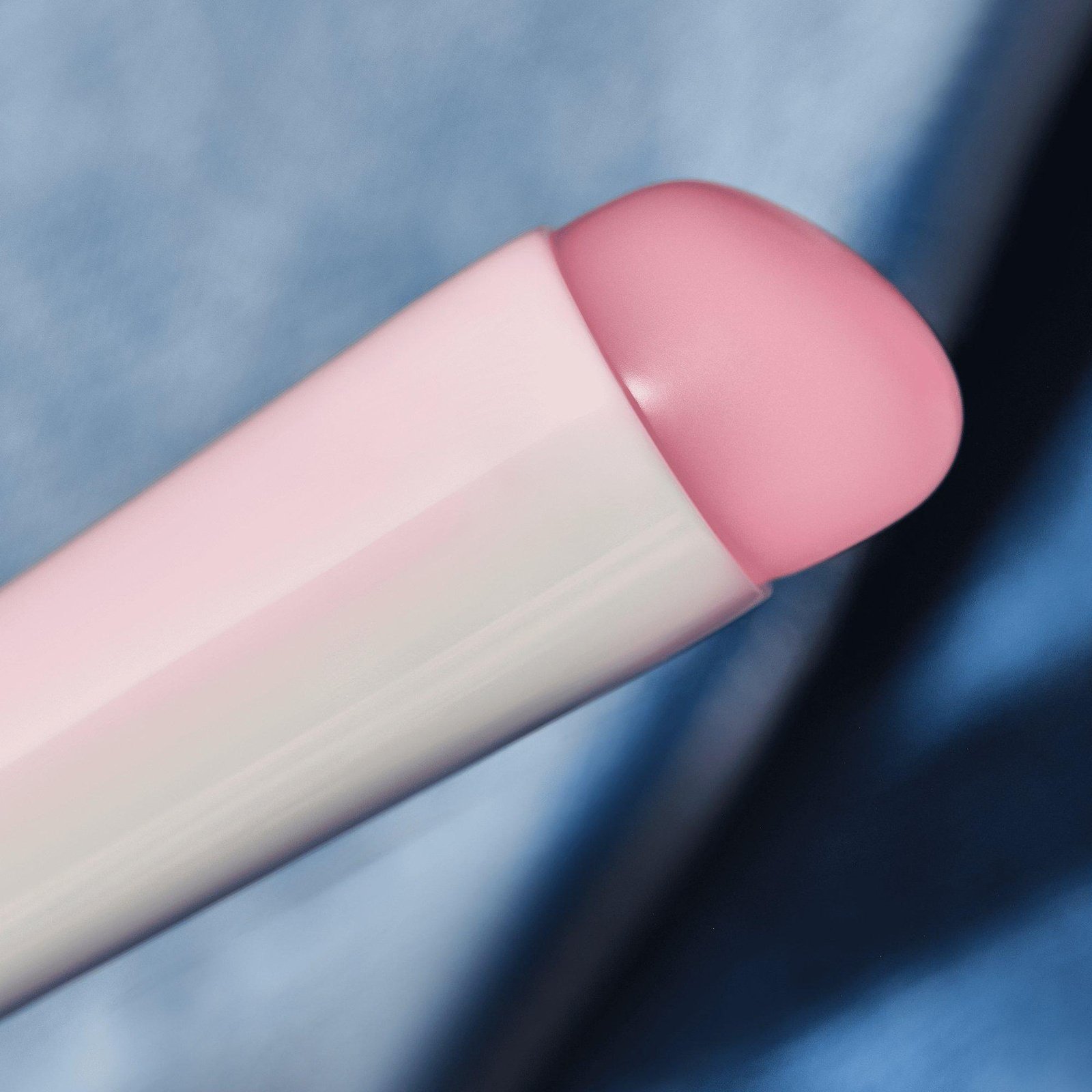 essence The Jeans Club Lip & Cheek Silicone Brush 01 POV: In Love With Jeans