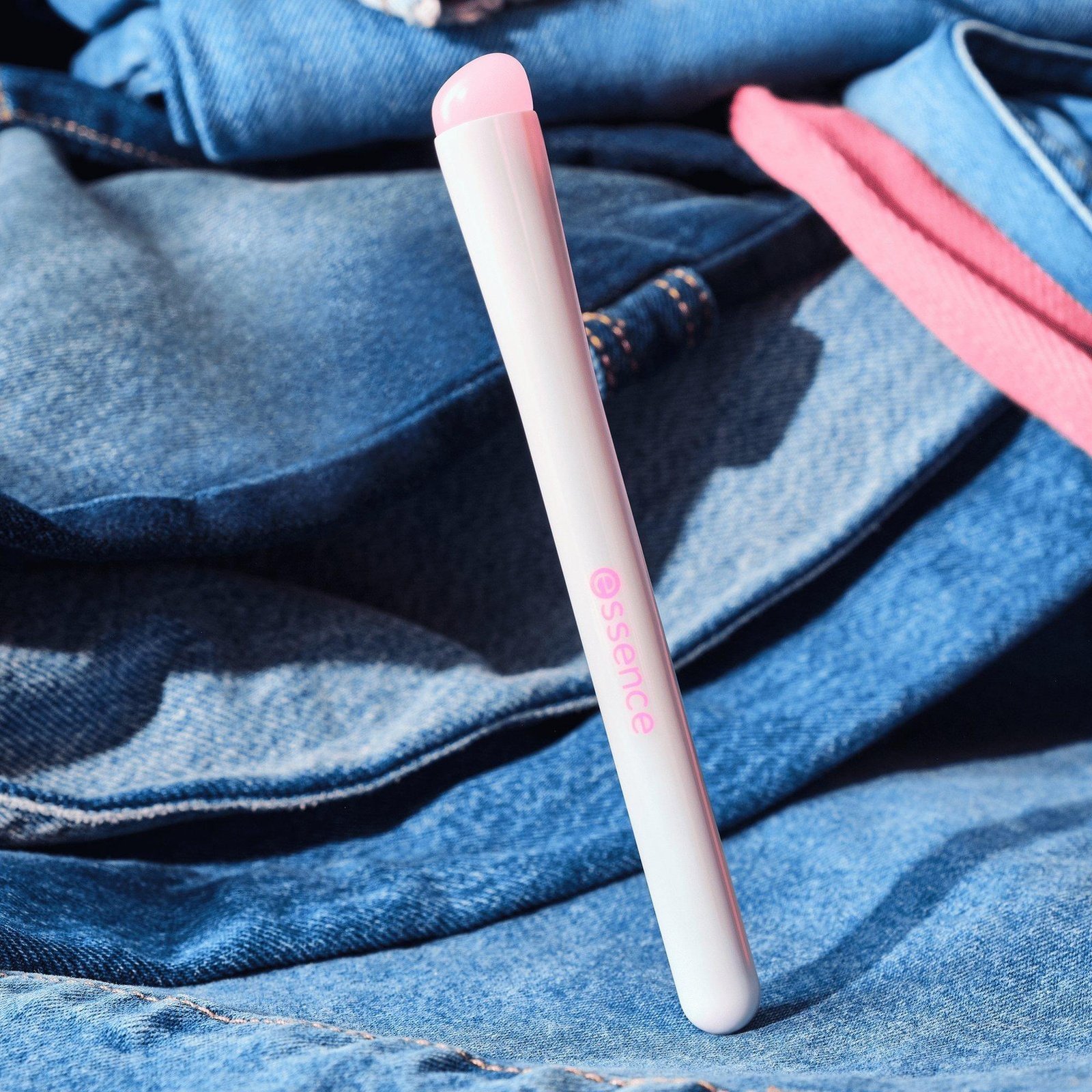 essence The Jeans Club Lip & Cheek Silicone Brush 01 POV: In Love With Jeans