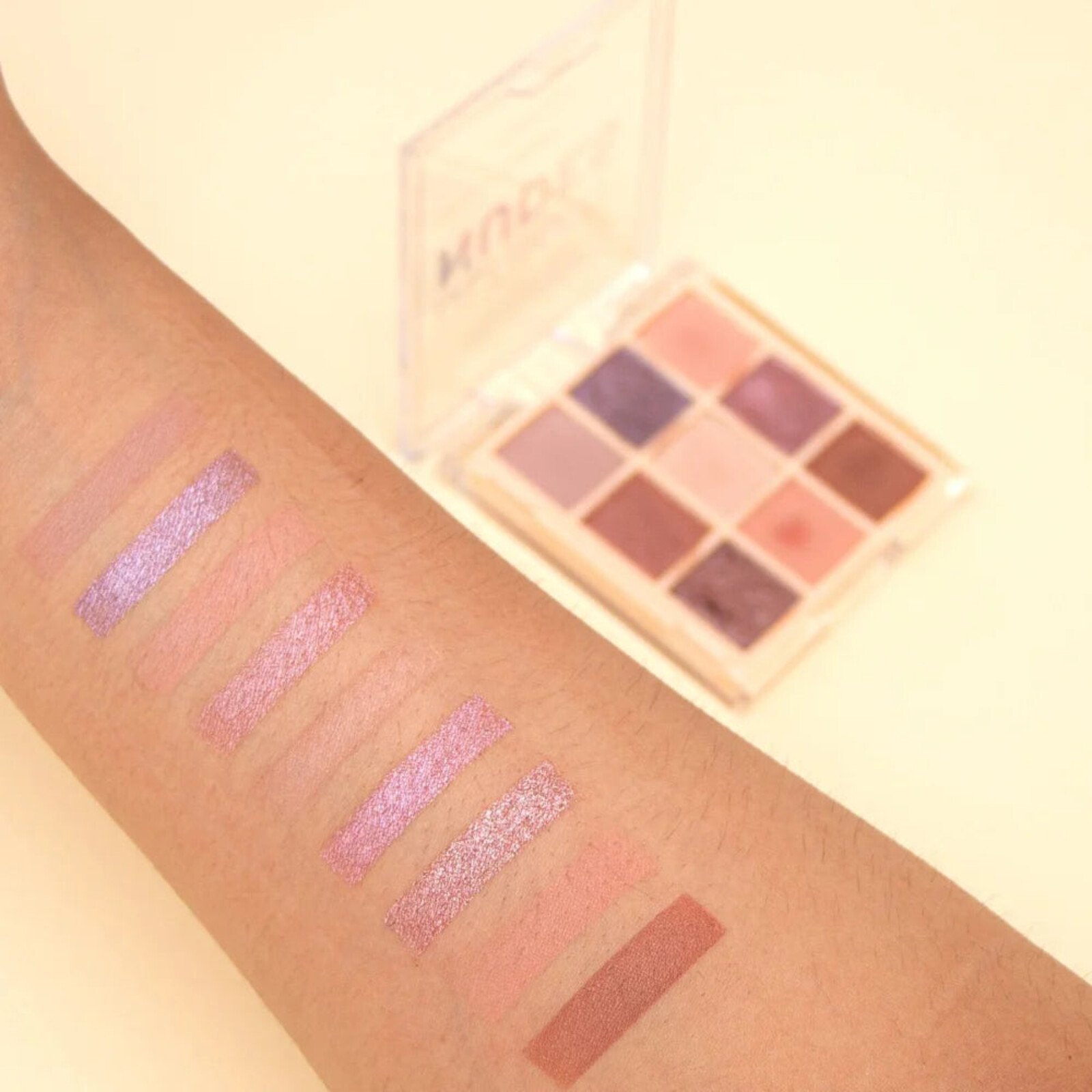 Makeup Revolution لوحة ظلال العيون Ultimate Nudes Light