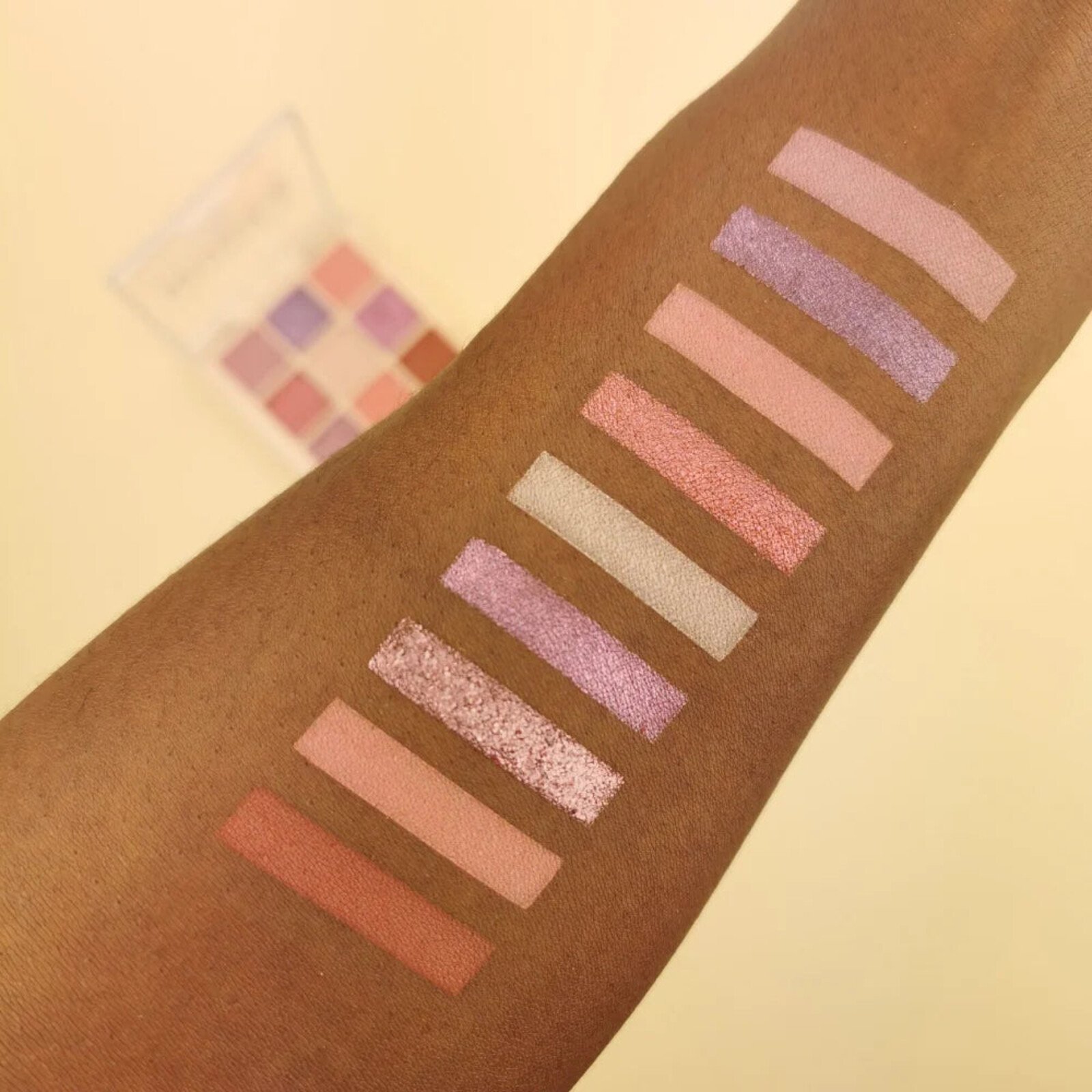 Makeup Revolution لوحة ظلال العيون Ultimate Nudes Light