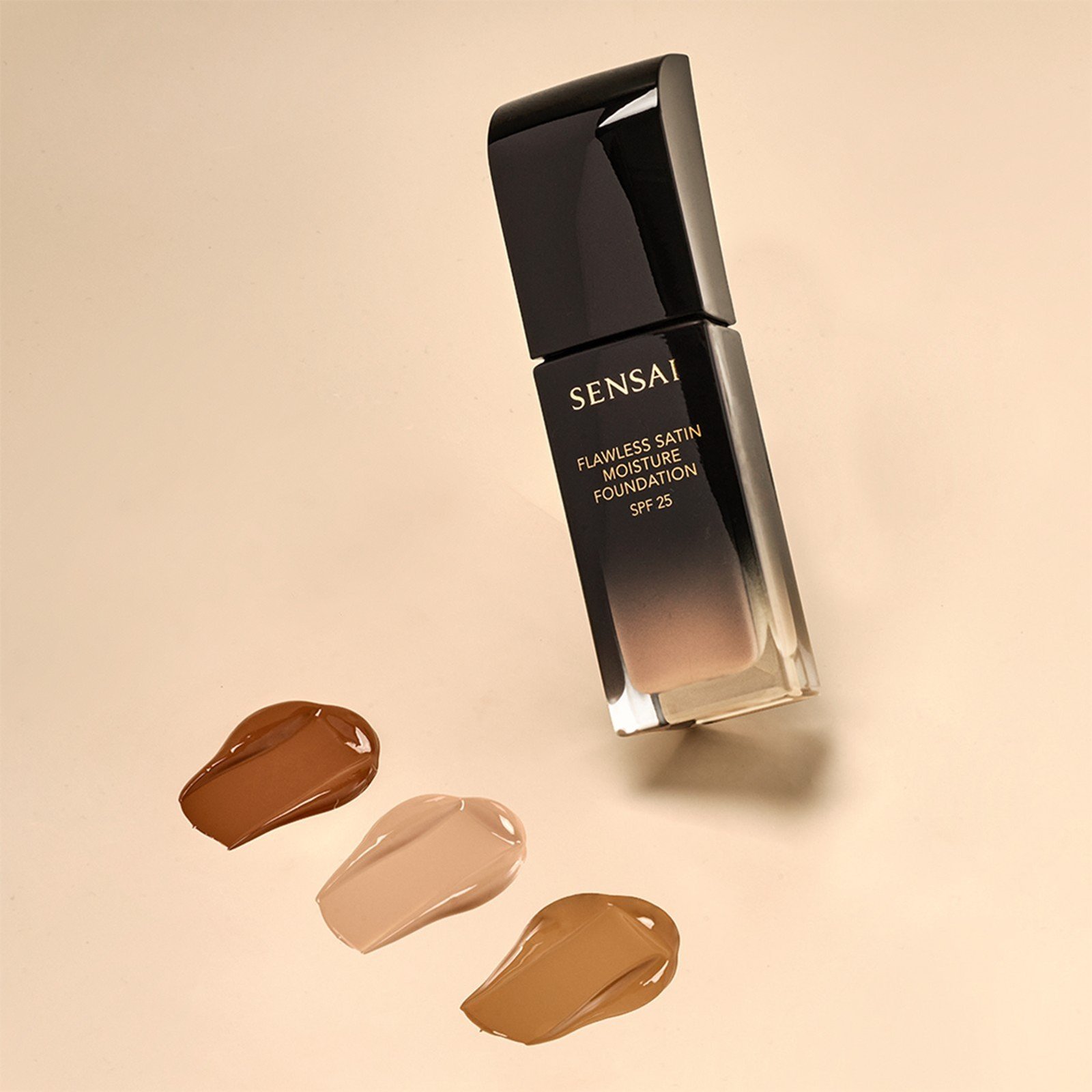 SENSAI Flawless Satin Moisture Foundation SPF25 FS204.5 Warm Beige 30ml