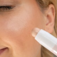 Bell HYPOAllergenic أحمر إضاءة ستيك فائق الخفة 01 Radiant Glaze 3.7g