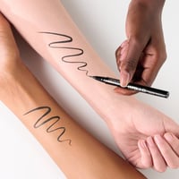 Catrice قلم تحديد العيون بفرشاة Hyper Liner 010 Classic Black 0.52 مل