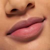 essence BLUR Crème à lèvres mate « Soufflé » 01 Deep Scroll 3,6 ml