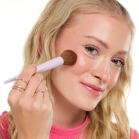 essence Blush & Highlighter Brush 01 It's Glow Time