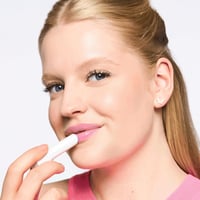 essence JUICY BOMB Glossy Butter Balm 02 So Berry Cute 2.5g