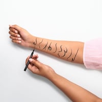 essence Tiny Tip Liner Wodoodporny Eyeliner 01 Deep Black 1.1ml