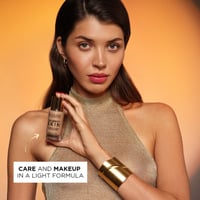 Eveline Cosmetics Celebrity Skin مُعزز الإشراق مُتعدد المهام 4 في 1 01N Universal Light 30ml