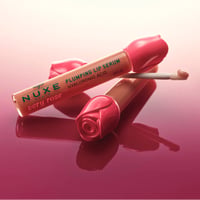 NUXE Suero labial voluminizador Very Rose con estuche y colgantes, 8 ml (0.27floz)